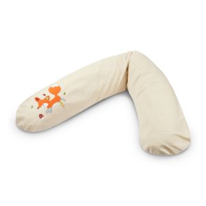 Ein beige, U-förmiges Kissen mit Fuchs-Motiv auf einer Seite. Das Kissen liegt auf einem weißen Hintergrund und hat eine geschmeidige, strukturierte Oberfläche.