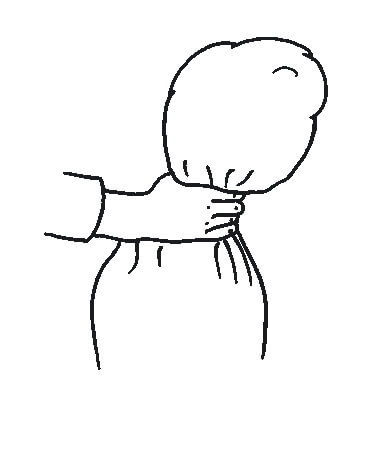 Eine Hand hält ein zusammengedrücktes Kissen oder Polster an einem Ende in einer Schlingenbewegung. Das Umfeld ist einfach und weist keine zusätzlichen Details auf.