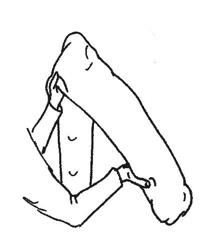 Eine Person hält ein längliches Stillkissen vor sich. Das Kissen wird in der Mitte gehalten und hängt zu beiden Seiten nach unten.