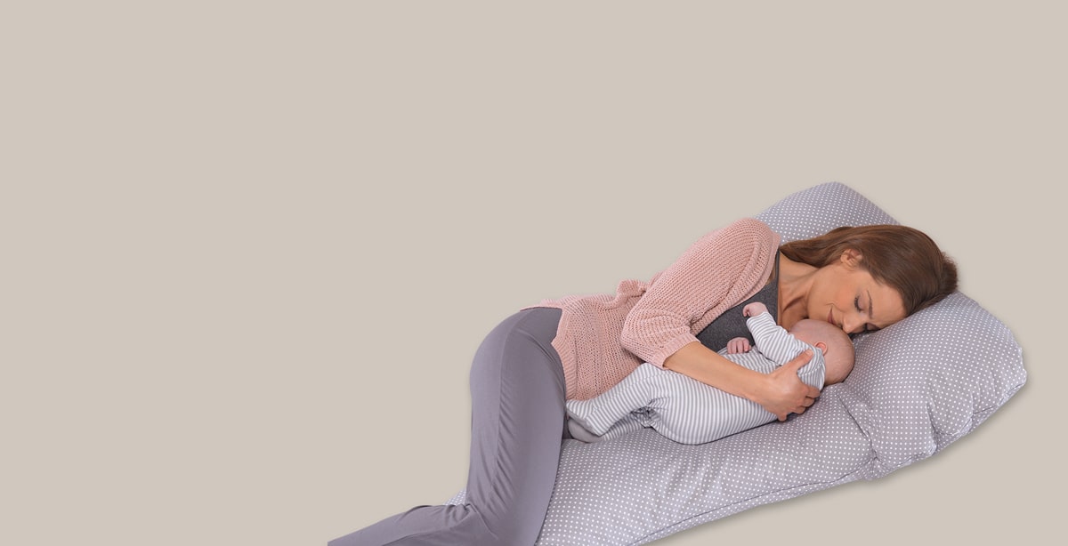 Zauberhaft weich, genial gemacht: Samtweicher Bezug, flauschiges Vlies, hochwertiges Inlett. Kopfbereich mit Thera-RHOMB®, Beinauflage mit feinen Perlen. Gezeigt werden Füllungsmaterialien im Detail.