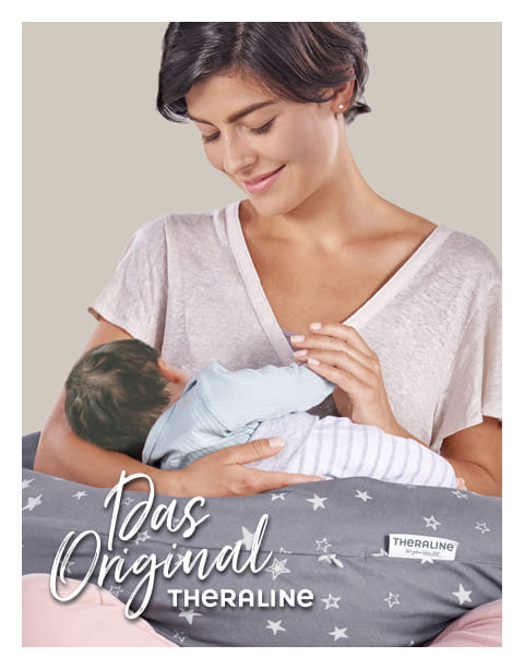 Eine Frau hält ein Baby in einem Stillkissen mit Sternenmuster. Sie lächelt liebevoll und schaut sanft auf das Baby. Text: „Das Original THERALINE“. Der Hintergrund ist einfarbig.