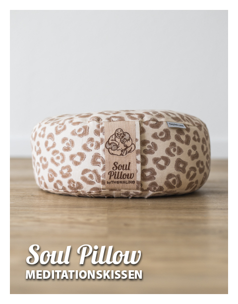 Auf dem Bild sieht man ein rundes Sitzkissen.
Es ist hellbeige und hat eine glatte, weiche Oberfläche. Das Kissen liegt auf einem hellen Untergrund und sieht bequem und ruhig aus.